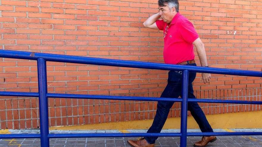 El abogado de &quot;La Manada&quot;, Agustín Martínez, ayer, llegando a la prisión Sevilla I. // Julio Muñoz