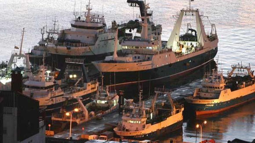 Flota de altura en el puerto de Vigo .