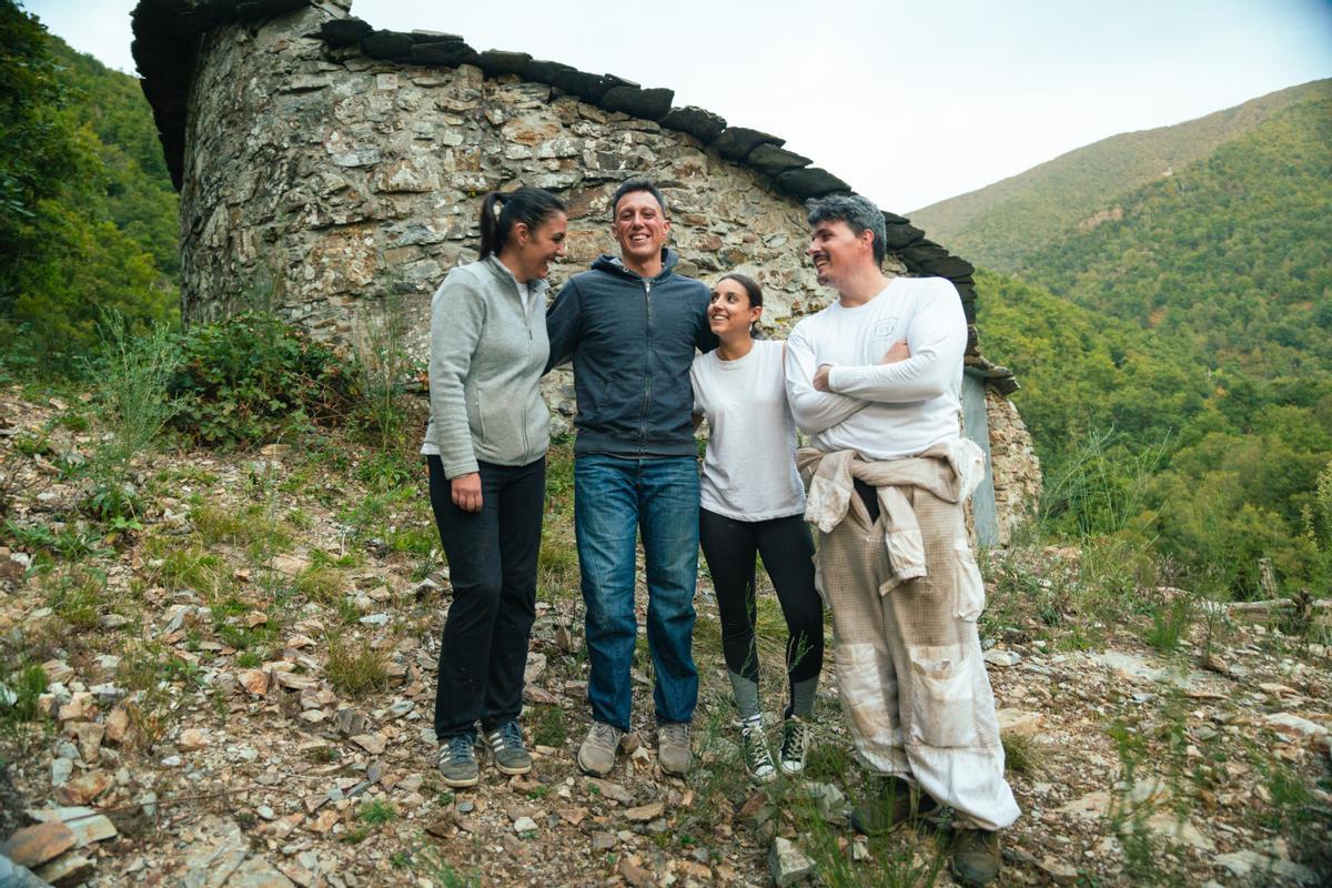 Adrián Flórez, sus hermanos y su novia, junto al cortín de su abuelo, donde tiene parte de las colmenas.