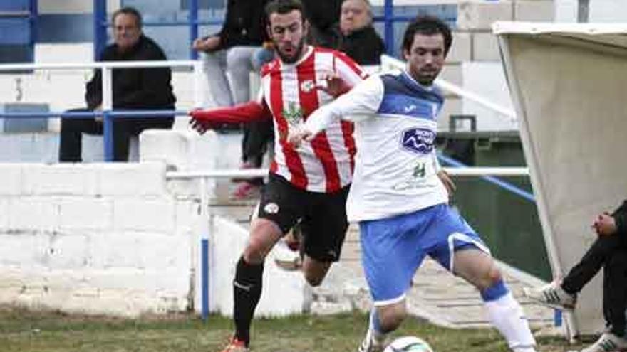 Moreira lucha un balón con un rival.