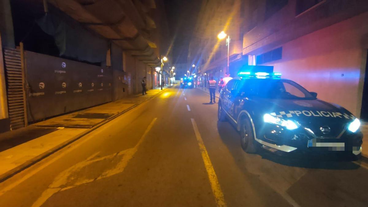 Un vehículo policial en un control en la calle Santa Paula en el casco urbano de Lorca.