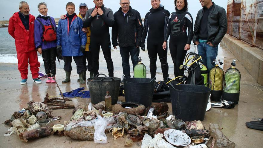 Una jornada de limpieza de fondos marinos en La Vila saca a la luz kilos de basura