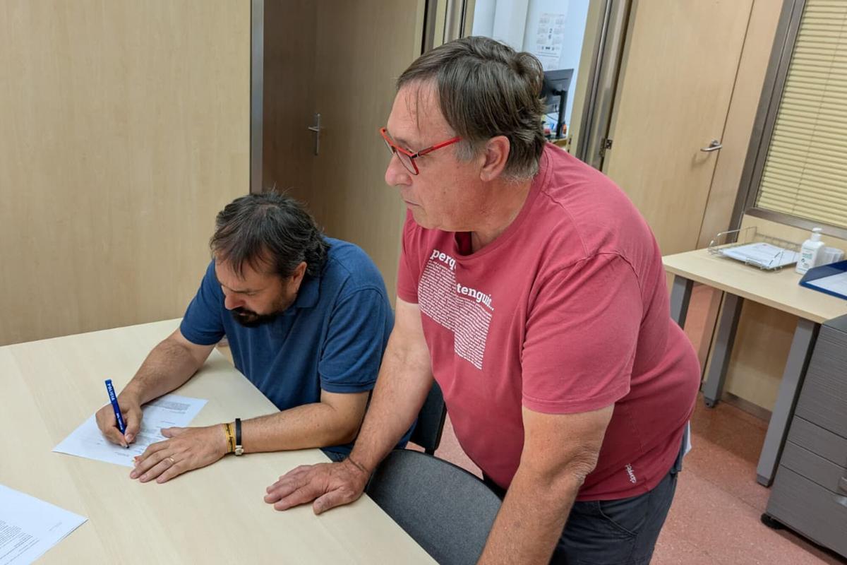El diputat de la CUP per Girona, Dani Cornellà, signant la instància a l'Ajuntament de Sant Pere Pescador