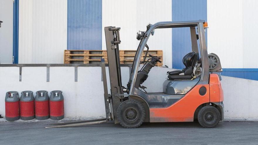 Despedido de su empresa por intentar cerrar una puerta de hierro de tres toneladas con una carretilla elevadora y unas palas