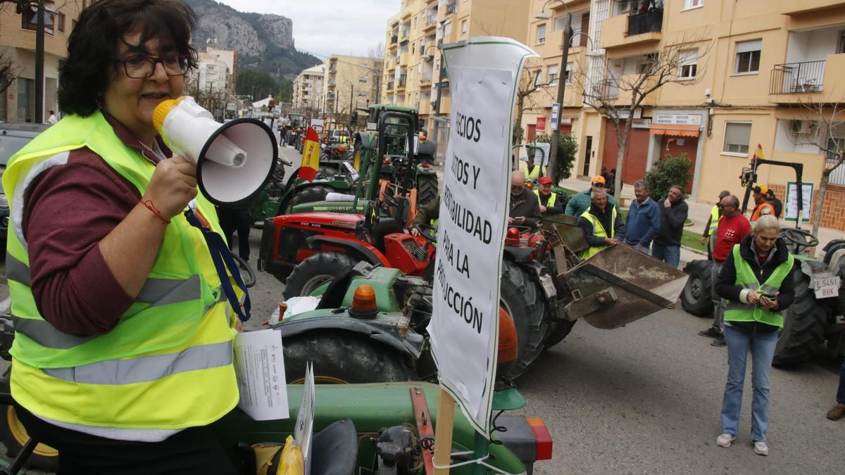 Los agricultores de El Comtat durante la tractorada, que se ha desarrollado sin incidentes.