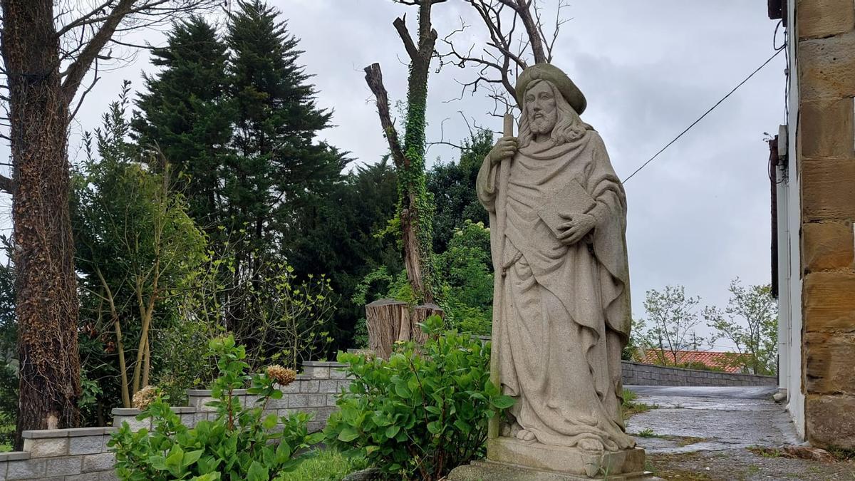 Figura ubicada en la parte trasera del templo