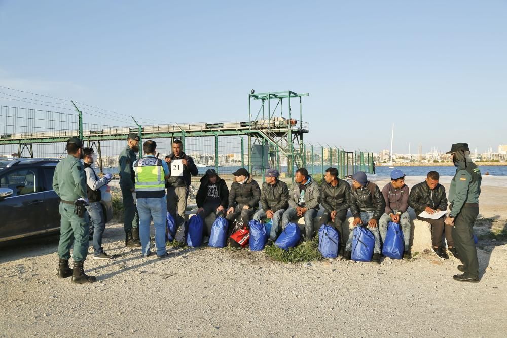 Identificación de los inmigrantes en el muelle de la Sal de Torrevieja