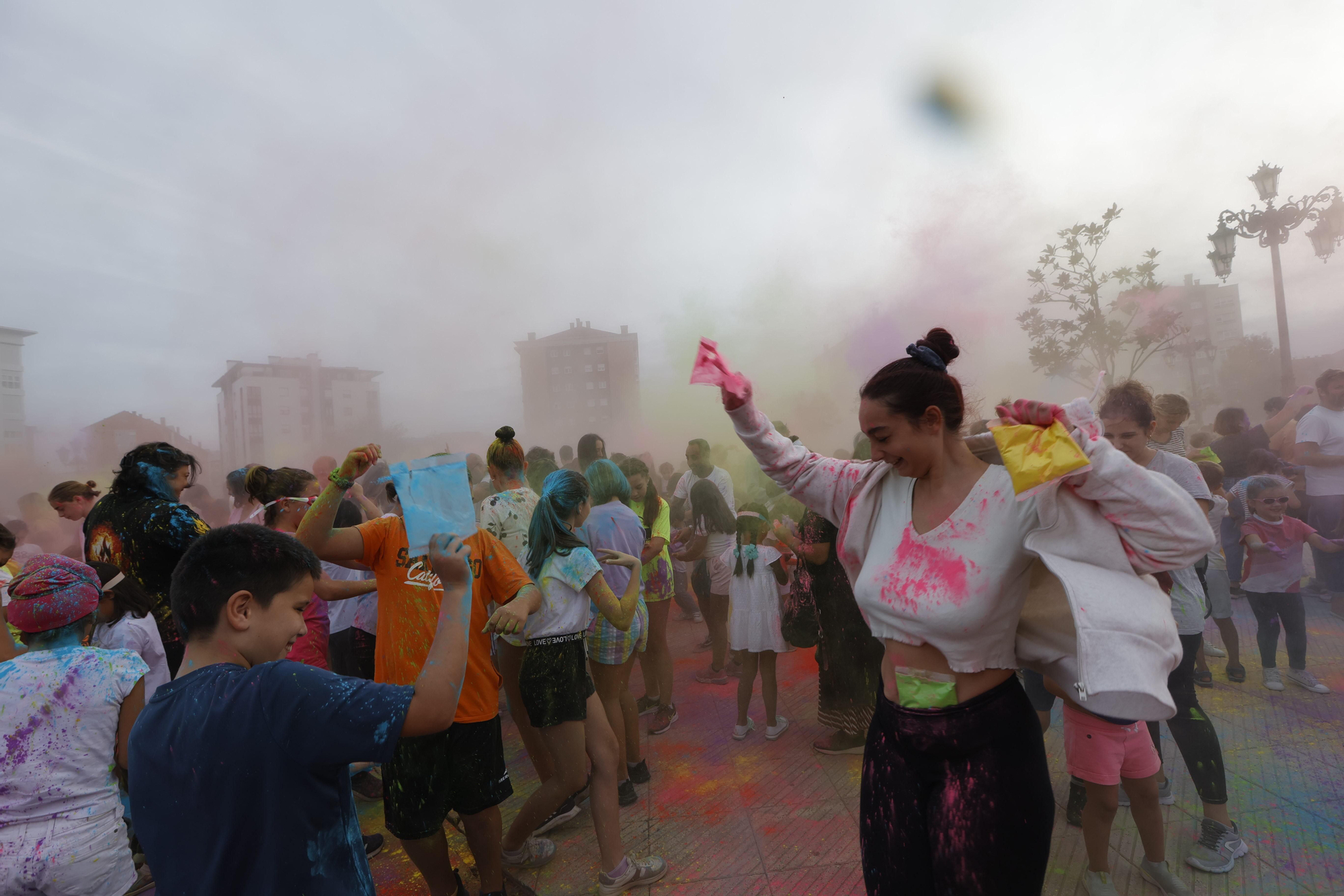 EN IMÁGENES: Así fue la "Holi party" de San Mateo en La Corredoria