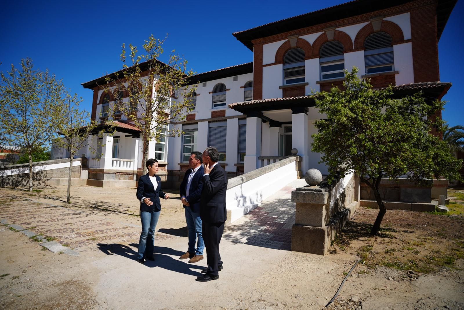 Raquel del Puerto, Raimundo Dávila y José Luis Quintana visitan el nuevo aulario.