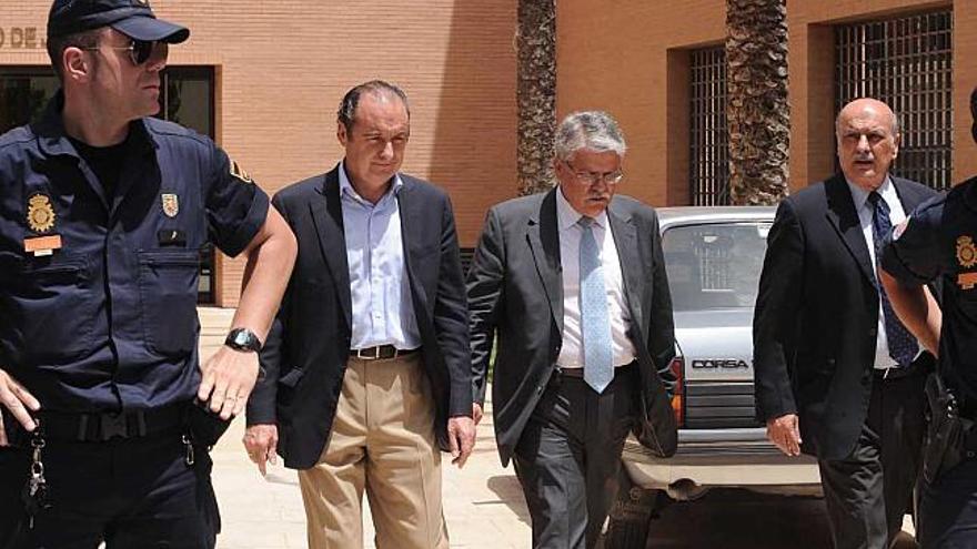 José Joaquín Ripoll, el jueves a la salida del juzgado de Orihuela, acompañado de dos de sus abogados, Del Rosal y Candela.