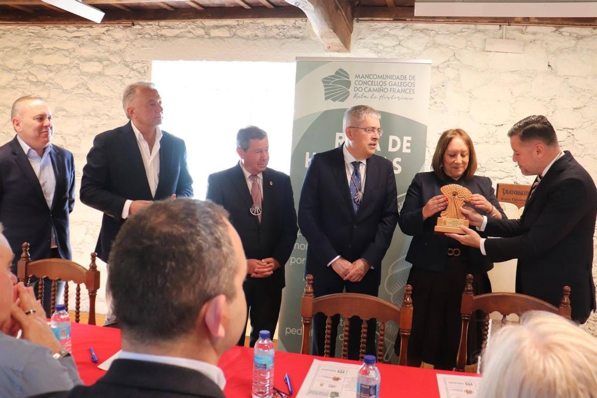 Francisco Perera, Marco Aurelio Pérez y Teodoro Sosa, junto a los alcaldes gallegos, durante el acto que formalizó el hermanamiento.