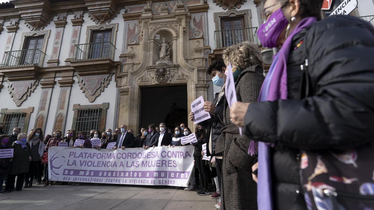 Concentración contra la violencia machista en la sede de la Diputación de Córdoba.