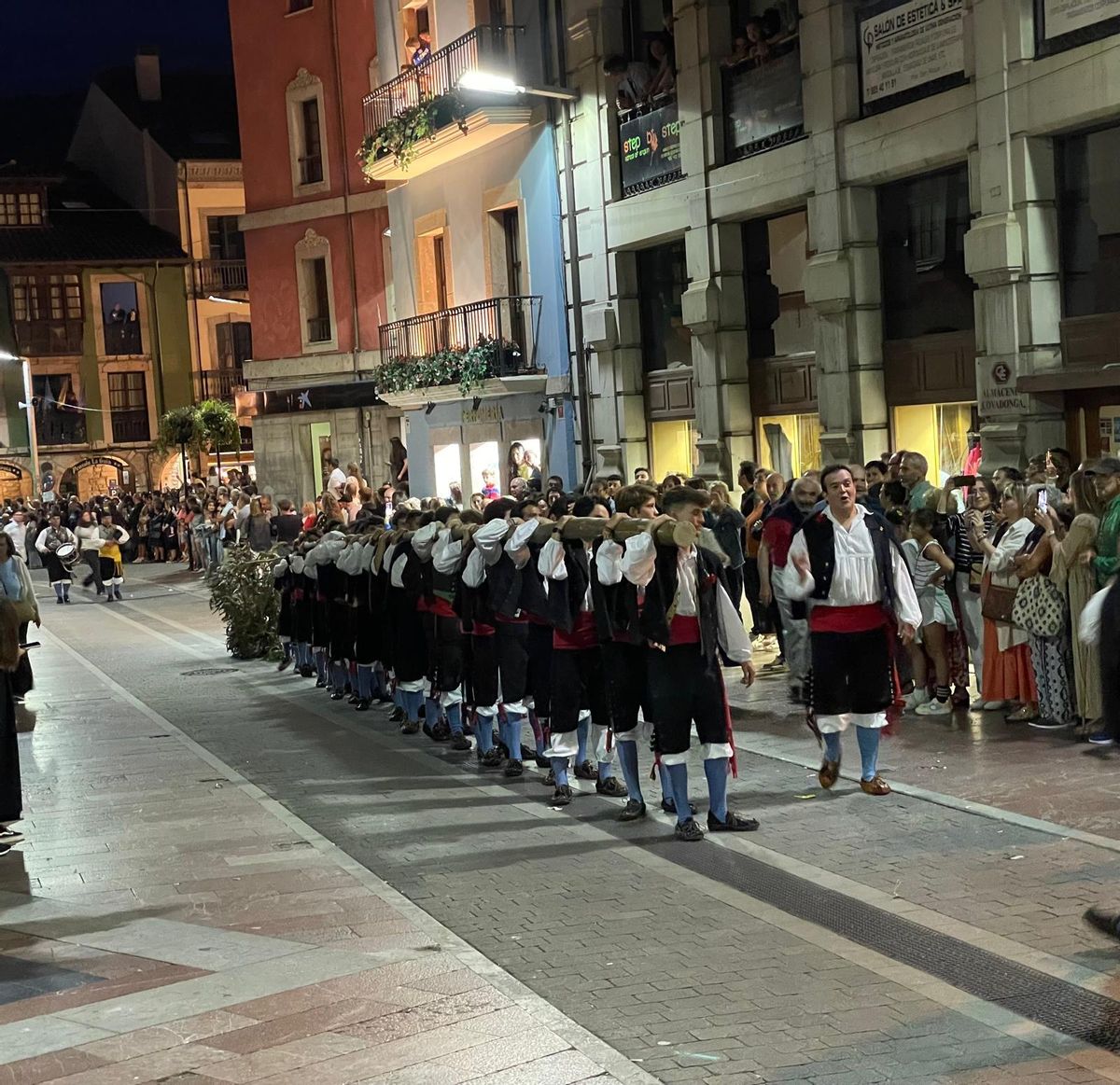 Desfile de la Magdalena con las hogueras.