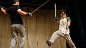 De izquierda a derecha, Ivan Lavanda (Marqués de Echalonne) y  Toni Vinyals (Scaramouche) en un ensayo del musical. 