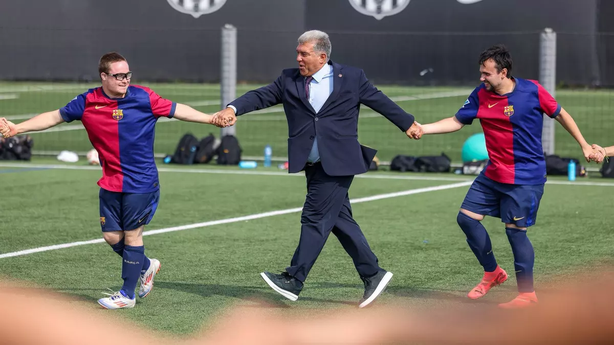Joan Laporta celebra con el equipo Genuine del Barça el título conseguido en Bilbao