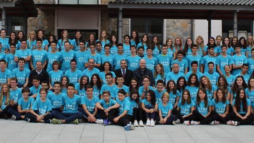 Foto de familia de los técnicos, directivos y deportistas del UCAM Atletismo Cartagena en las instalaciones de la UCAM en la ciudad portuaria el pasado sábado.