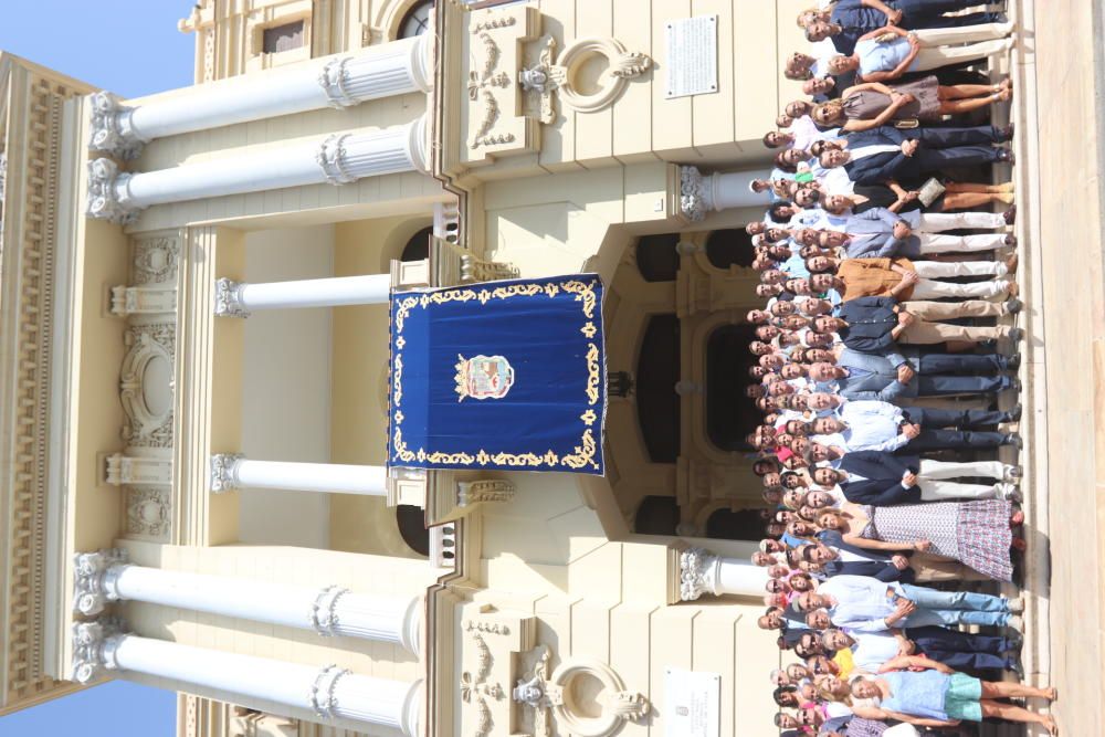 Los representantes políticos han guardado tres minutos de silencio en homenaje a las víctimas del atentado de Barcelona