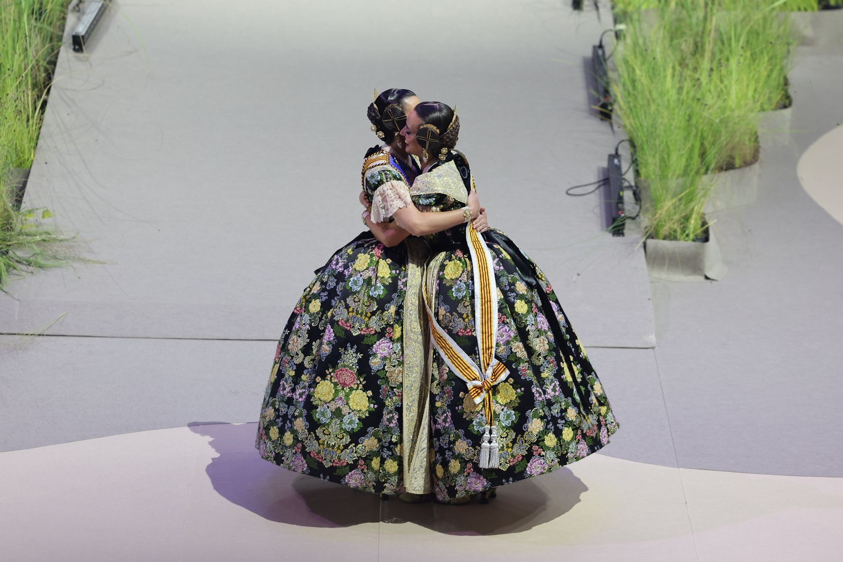 Berta Peiró y Lucía García dicen adiós a su año como falleras mayores de València 2025