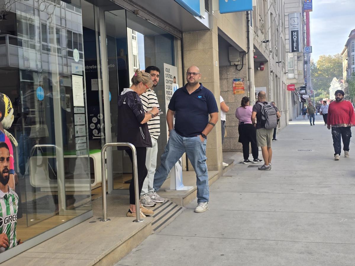 Comerciantes de Vilagarcía, esperando a que se restableciera el suministro eléctrico tras el apagón provocado después de que una excavadora picara un cable en O Ramal. 16 octubre 2025. Manuel Méndez