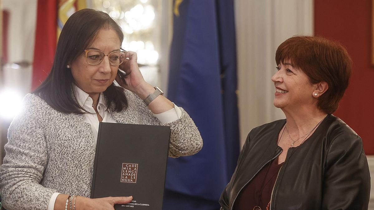 La presidenta de las Corts, Llanos Massó, recibe a la presidenta de la AVL, Verònica Cantó.