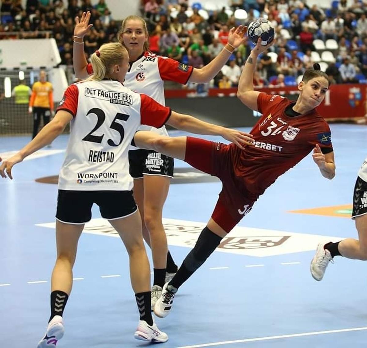 Alicia Fernández lanzando en una jugada con el Handbal Rapid București de Rumanía.