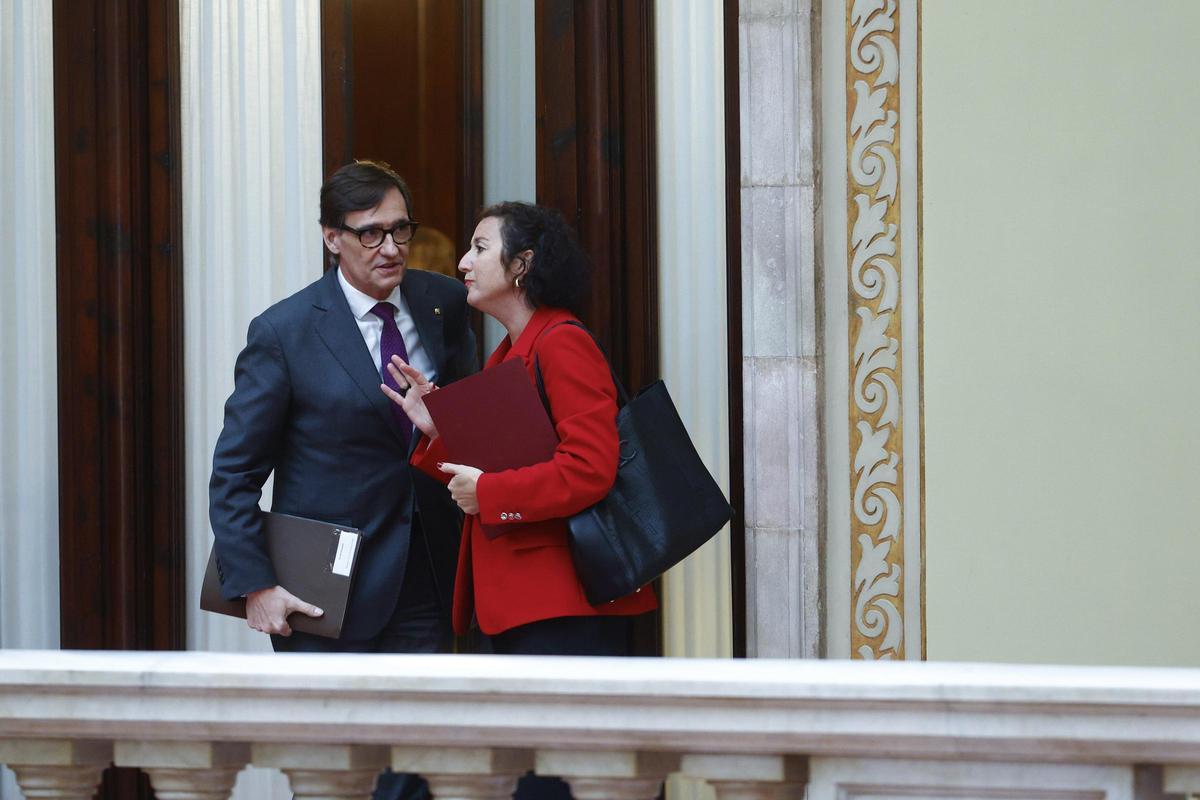 El president Illa y la consellera Romero el miércoles en el Parlament.