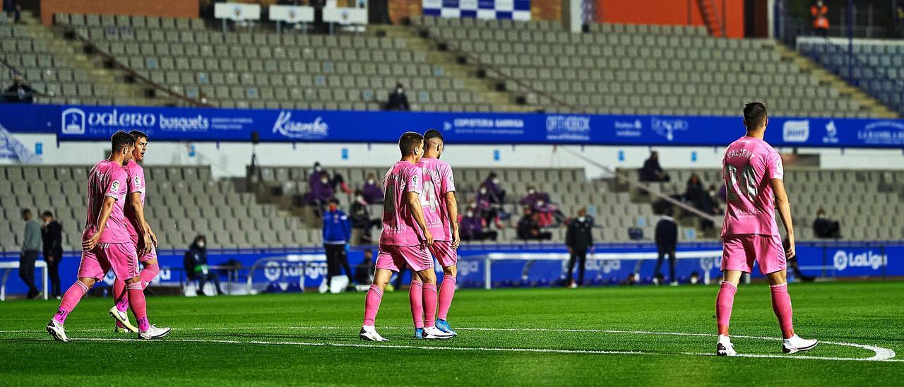 Los jugadores del Mallorca regresan a su posición tras el gol encajado ante el Sabadell.