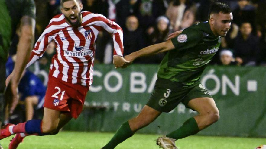 Ger Novoa conduce la pelota ante el atlético Carrasco. |  // AGENCIAS