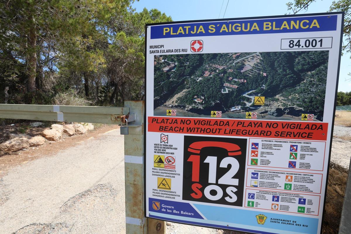 Todas las imágenes de la playa de Aigües Blanques, cerrada por peligro de desrrumbamiento