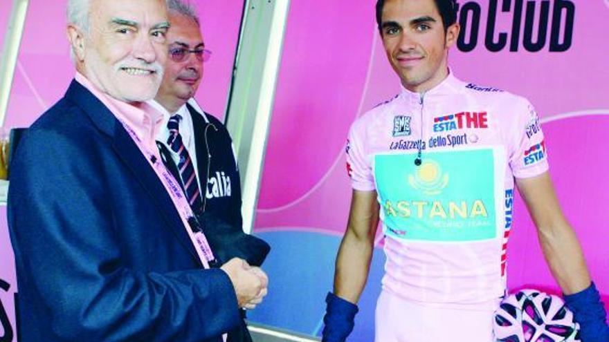 Contador posa junto al asturiano Víctor Cordero, director de la Vuelta a España, al inicio de la etapa de ayer del Giro.