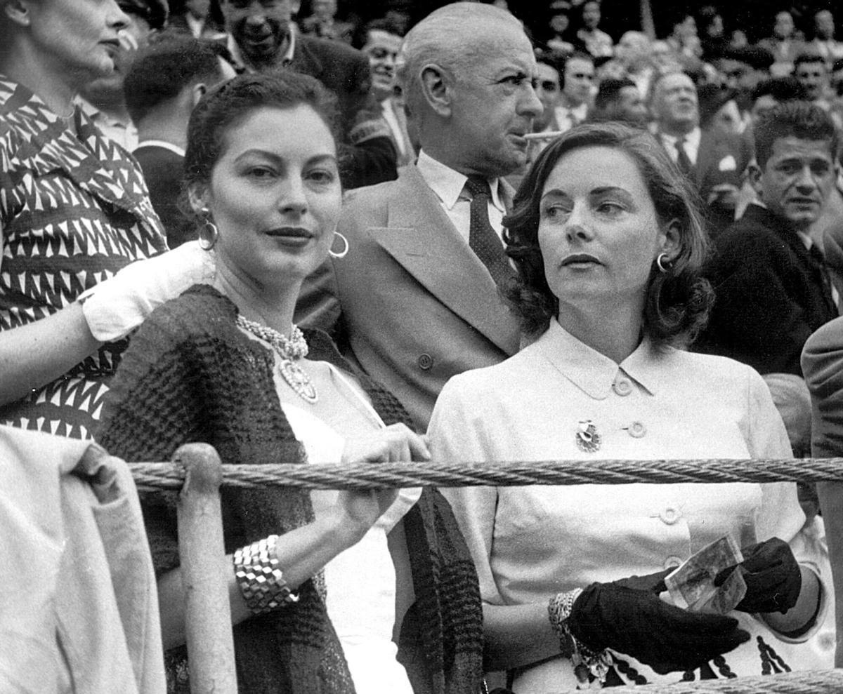 MD-18 BARCELONA, 27-9-04.- Doce años vivió Ava Gardner en España, entre 1954 y 1968, periodo de su biografía poco conocido que el escritor Marcos Ordóñez desvela ahora en "Beberse la vida" y que le ha servido para descubrir en pleno franquismo "un mundo subterráneo de grandes fiestas, de juergas interminables y de sexo". En la foto de archivo (24-8-1953) la famosa actriz, muy aficionada a los toros, en una corrida de la feria bilbaina. EFE/CECILIO. CINE. ACTRICES. FOTOS ANTIGUAS