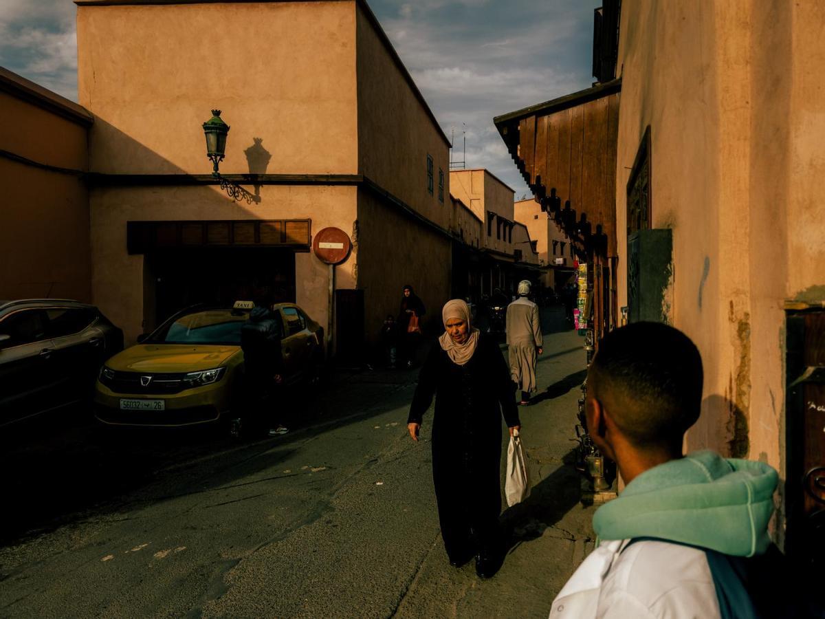 Marrakech, Marruecos. Última luz del día en una calle de la medina, declarada Patrimonio de la Humanidad por la Unesco y considerada uno de los centros urbanos más antiguos y mejor conservados del mundo islámico. (iPhone 15 Pro Max)