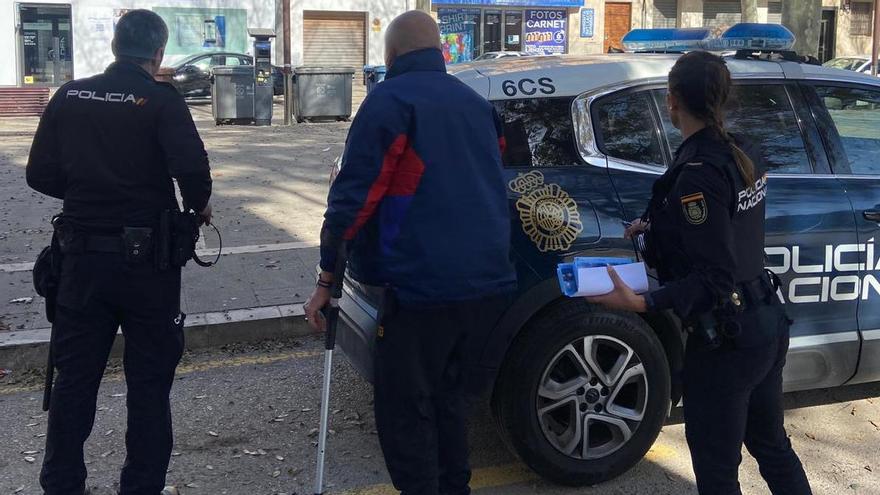 La Policía custodia a uno de los veteranos delincuentes.