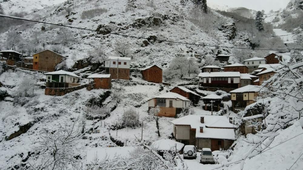 Pueblo de Pineda, en el Puerto de Somiedo