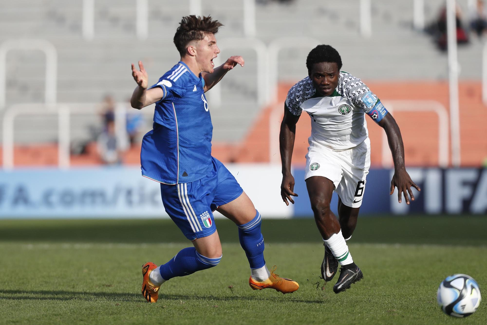 Daniel Bameyi, el capitán 'fantasma' de Nigeria, frente a Italia en el Mundial sub-20.