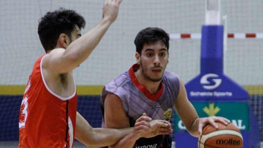 Juanma Robles, que será baja hoy, con el balón.