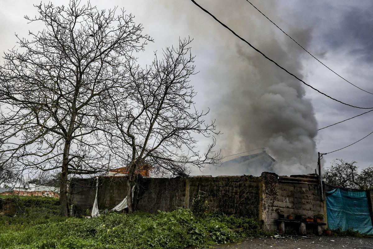 La columna de humo provocada por el fuego.