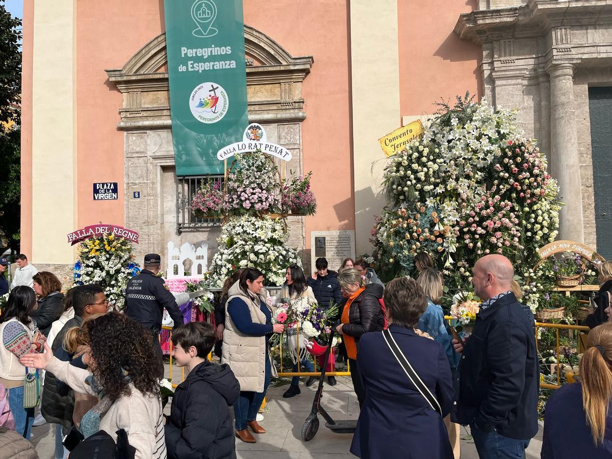 Esprint final para ver el manto de la Virgen y 'llevarse' a casa algunos ramos antes de que los retiren