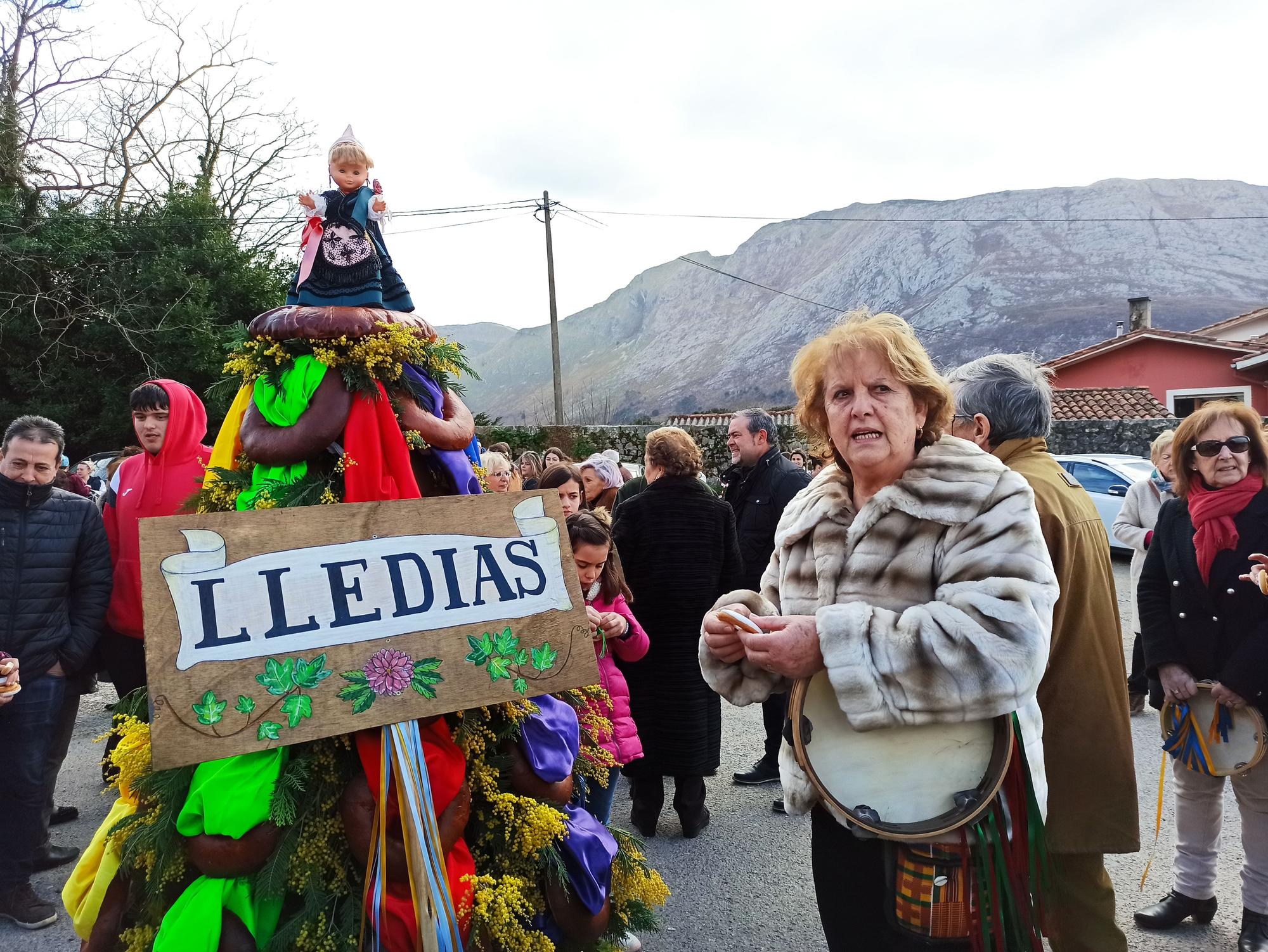 En Posada de Llanes, los panes del ramu vuelan por La Candelaria: "Hay que andar rápido"