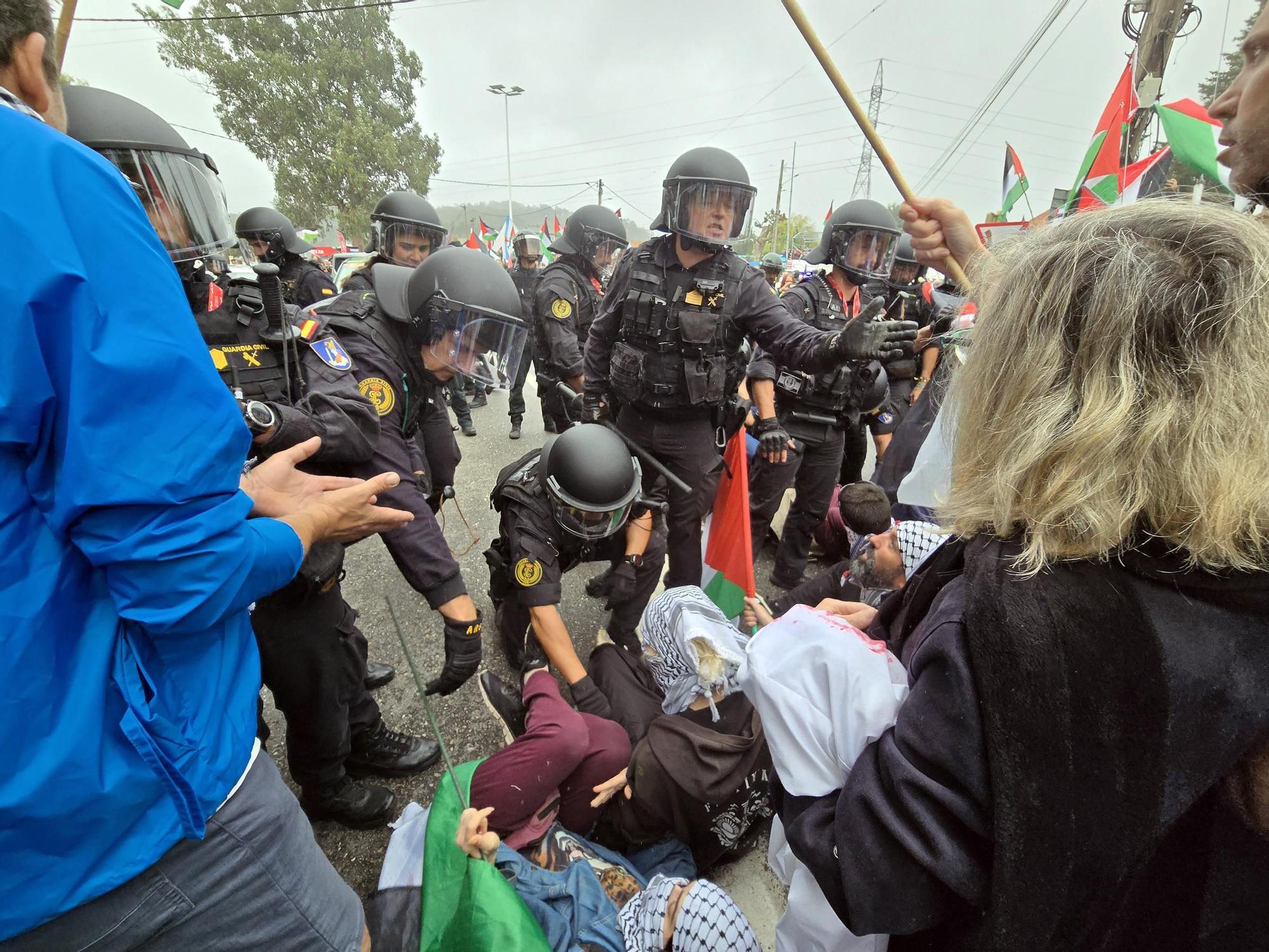 Concentraciones contra el equipo de Israel por el genocidio en Gaza durante el paso de La Vuelta por Pontevedra