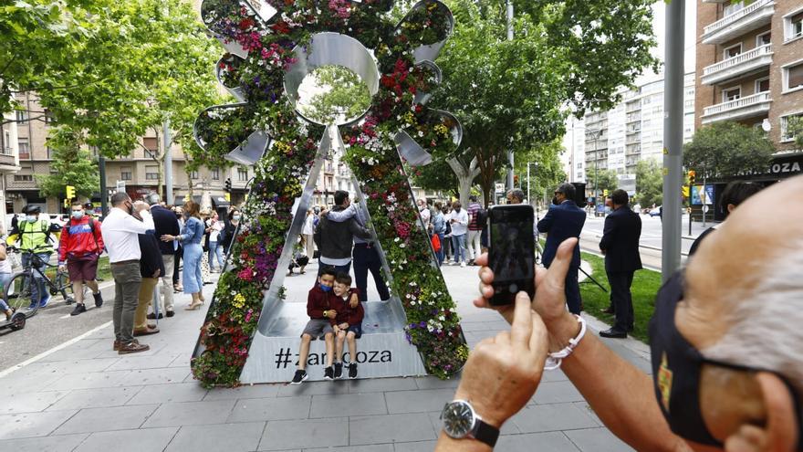 La gigantesca Virgen floral del Pilar ya luce en Gran Vía