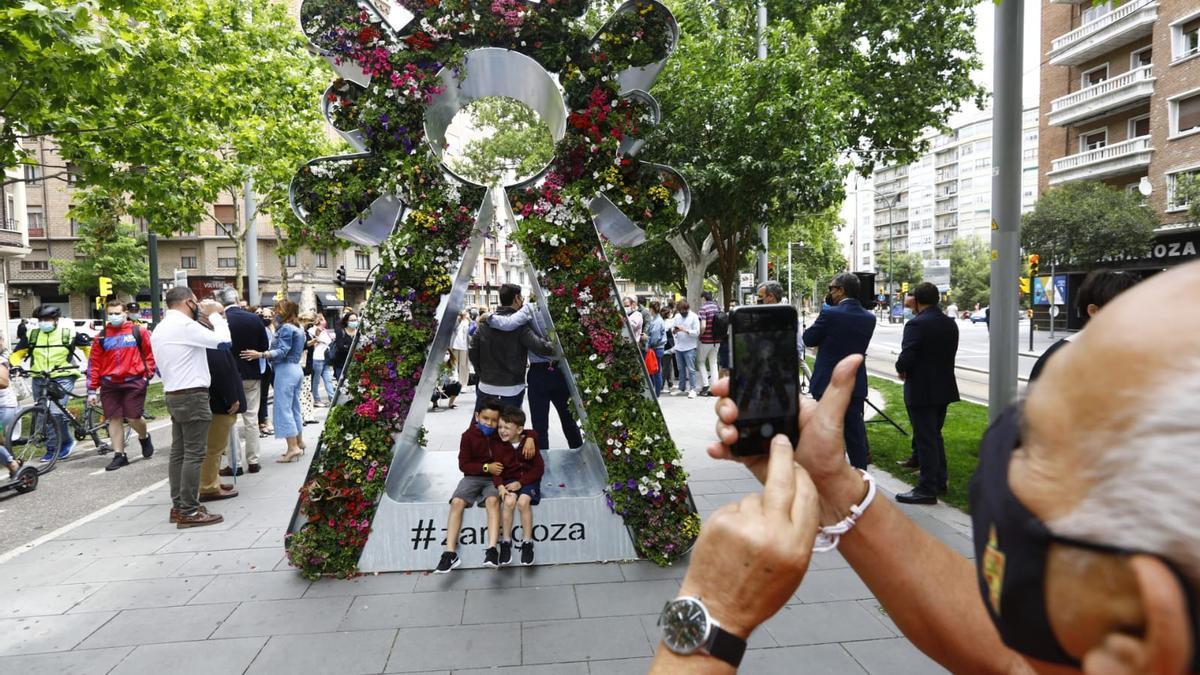 La Virgen del Pilar de Gran Vía ya luce su manto floral