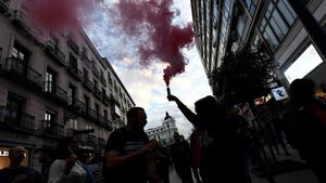 zentauroepp50480361 a protester holds a smoke flare during a pro amnesty demonst191019211342