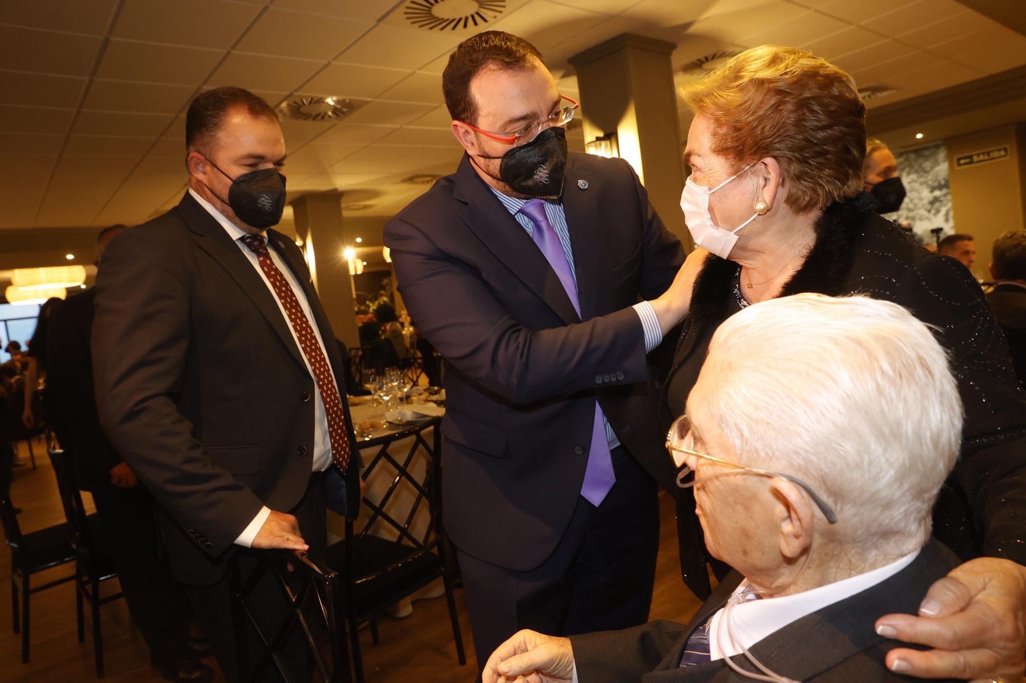 Entrega del premio "Oventese del año" al presidente la Cámara de Comercio, Carlos Paniceres