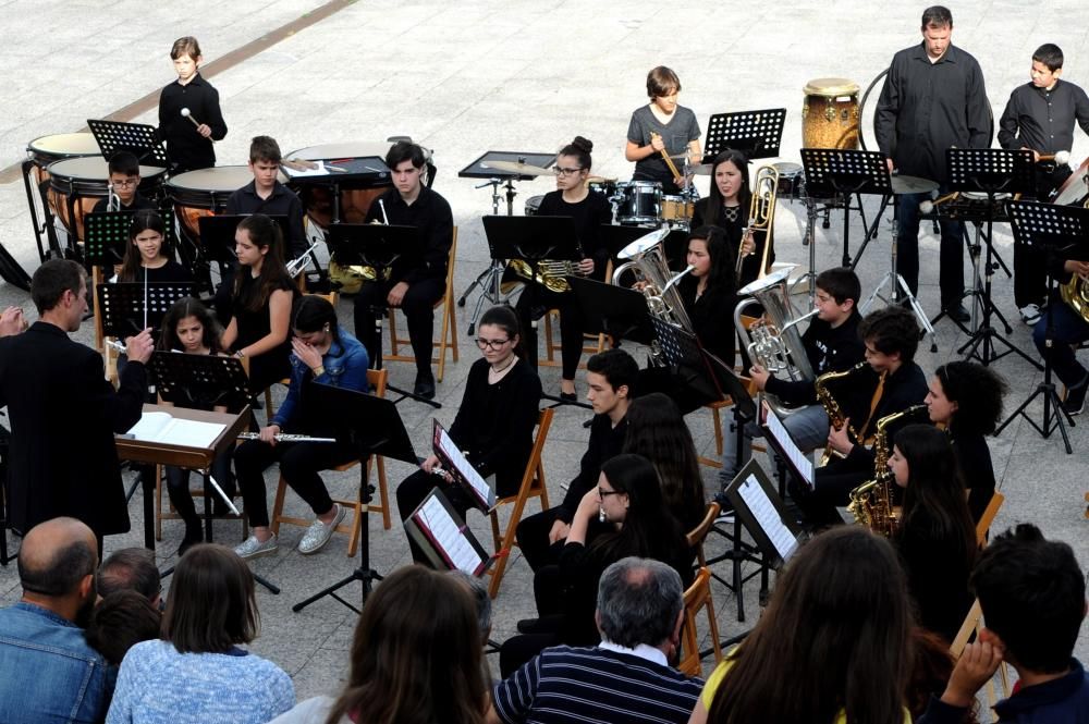 La explanada del Auditorio Municipal sirvió como escenario para la última actuación del curso de los alumnos de la Escola Municipal de Música "Bernardo del Río" de Vilagarcía