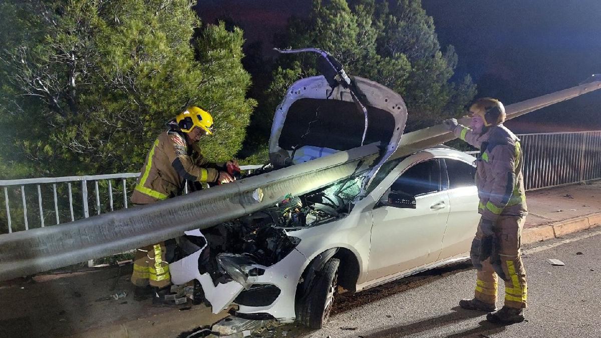 Un conductor resulta ileso tras un grave accidente en Calafell en el que el quitamiedos ha atravesado el vehículo