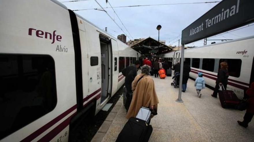 Llegada de un tren Talgo S-130, con el nombre comercial Alvia, procedente de Madrid a la estación de Alicante.