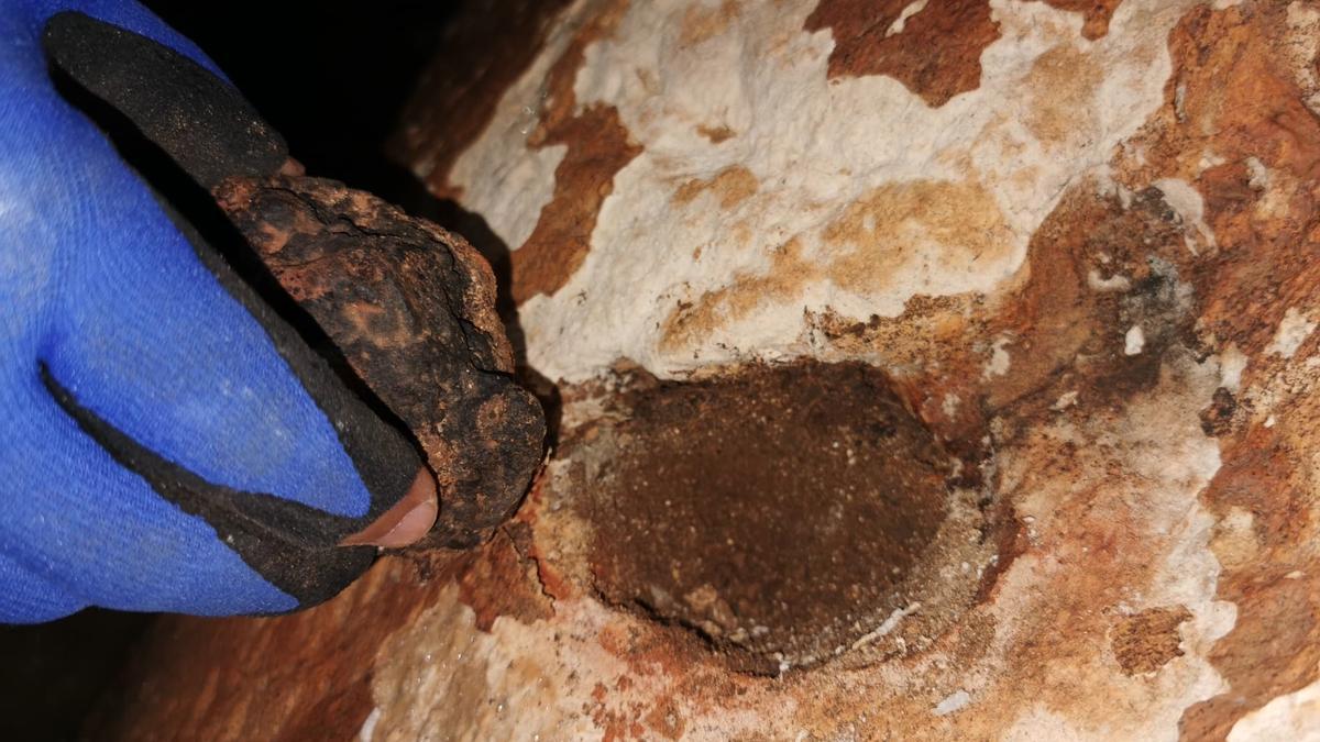 Una de las posibles lámparas de grasa en la cueva descubierta.