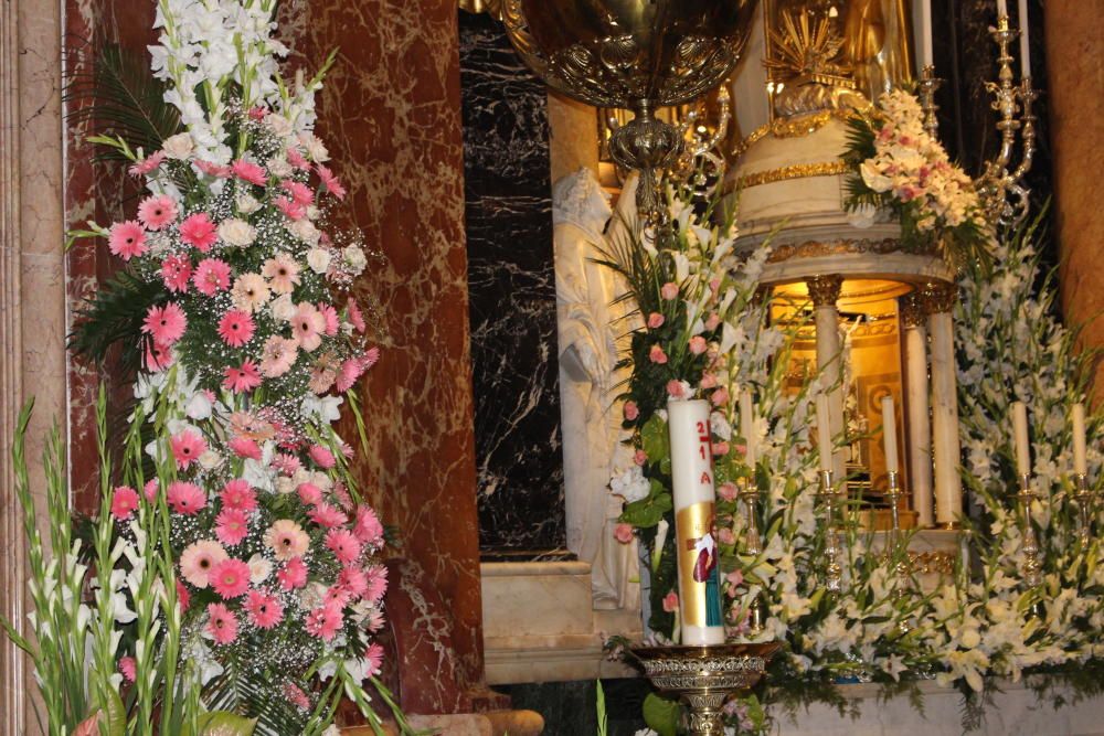 Homenaje de los Floristas a la Virgen de los Desamparados