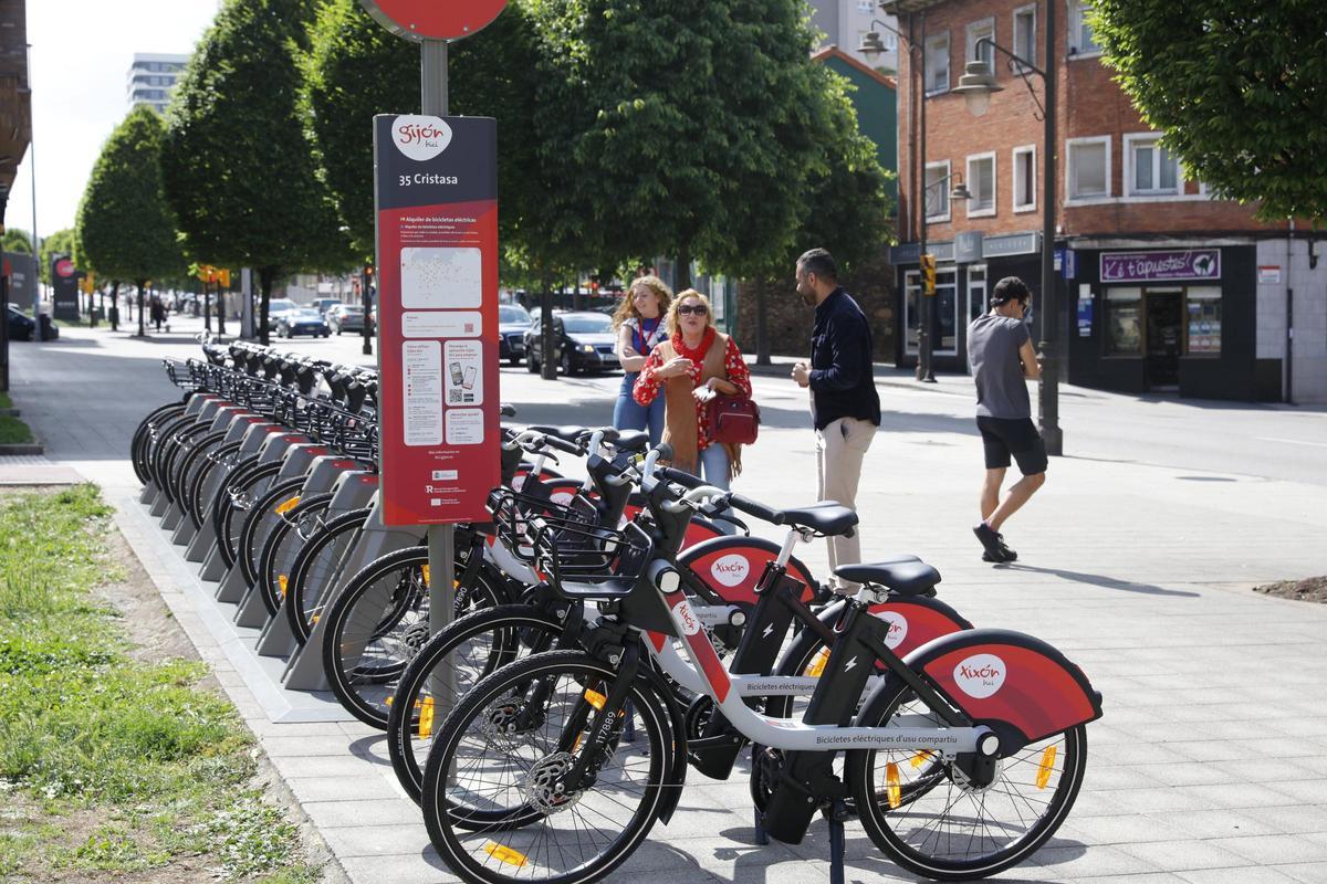 Bicicletas del servicio público en la estación de Cristasa, en La Calzada.